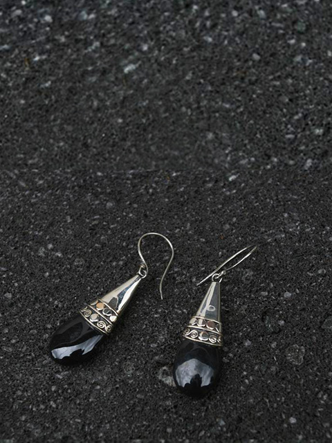 earring-alpaka-with-teardrop-black-onyx-stone