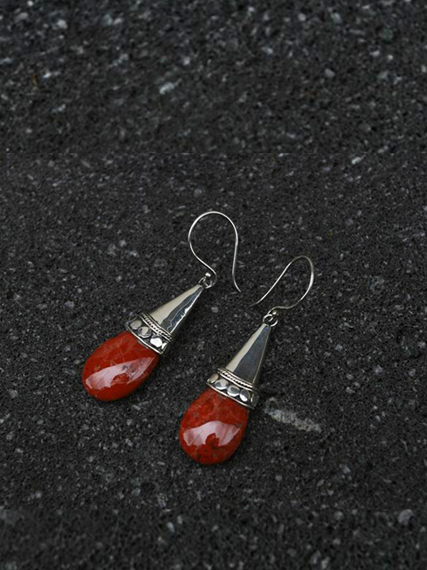 earring-alpaka-with-red-teardrop-jesper-stone